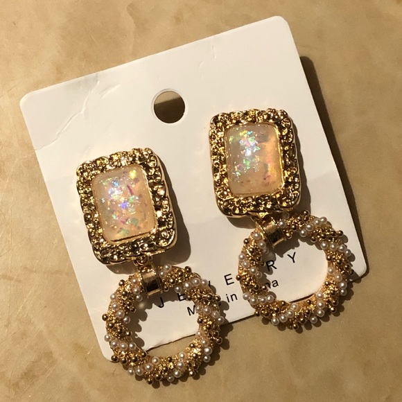 Classy Vintage Style Earrings - Picture 2 of 6